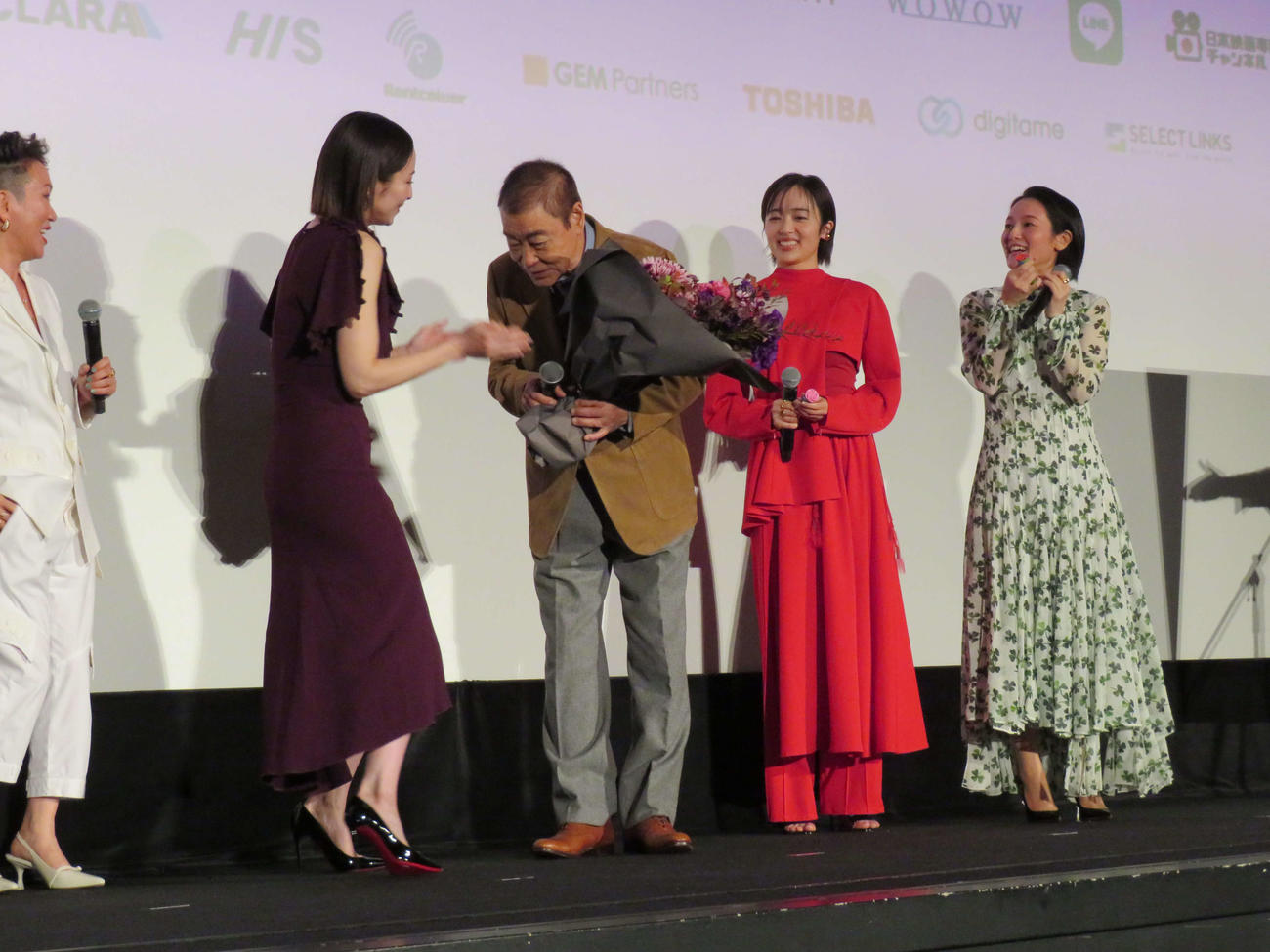 日米合作映画「レンタル・ファミリー」アジアンプレミアで、真飛聖（左）から花束を贈られた柄本明（中央。右から2人目は森田望智、右端は篠﨑しの）（撮影・村上幸将）