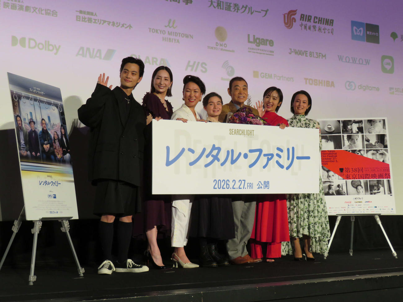 日米合作映画「レンタル・ファミリー」アジアンプレミアに登壇した、左から木村文、真飛聖、HIKARI監督、ゴーマン　シャノン　眞陽、柄本明、森田望智、篠﨑しの（撮影・村上幸将）