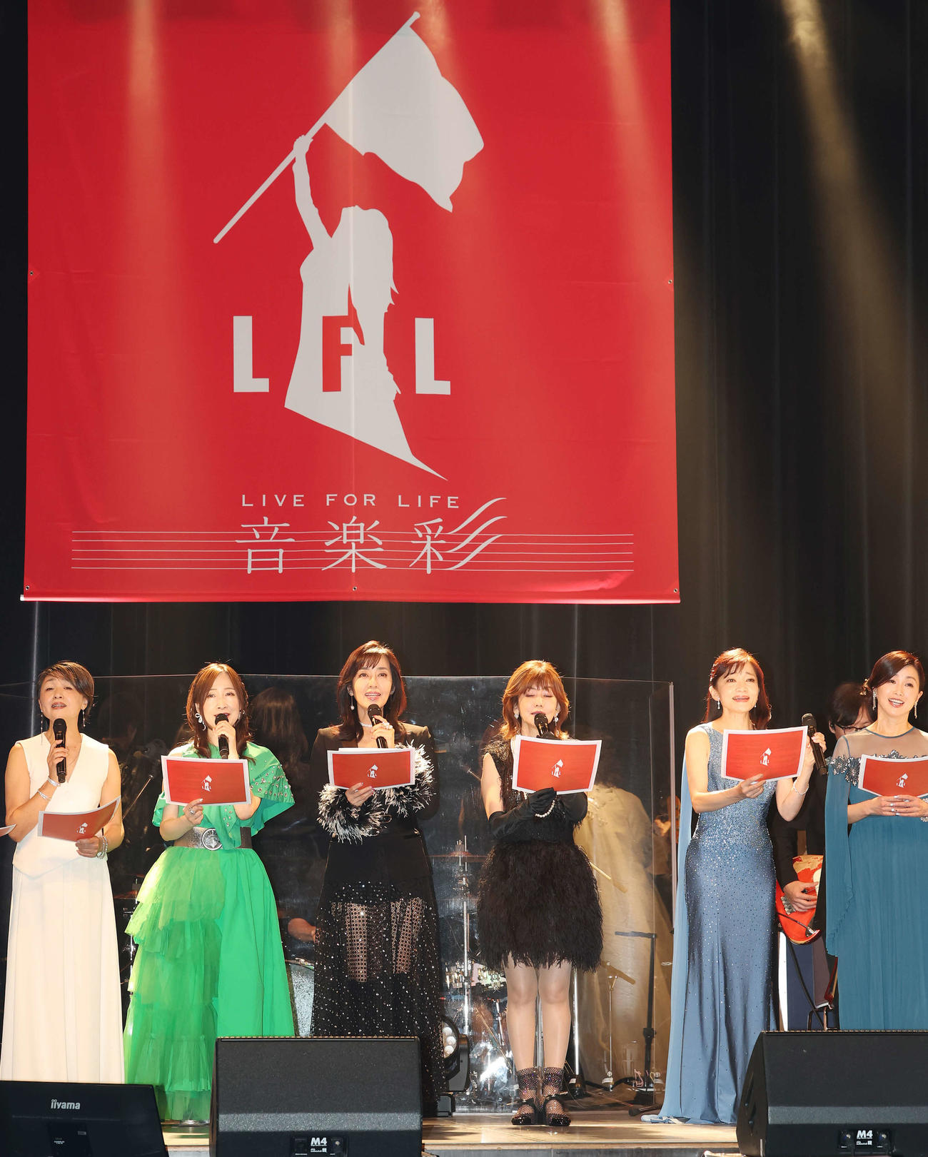 「2025 LIVE FOR LIFE　音楽彩」でアメイジング・グレイスを歌う出演者たち、左から香坂みゆき、森口博子、早見優、松本伊代、島田歌穂、酒井法子（撮影・宮地輝）