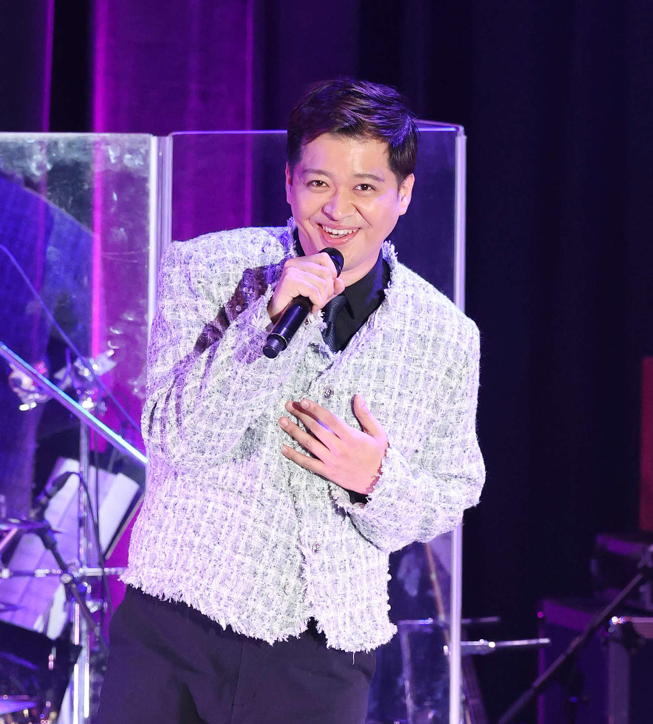 「2025 LIVE FOR LIFE　音楽彩」で歌う加藤潤一（撮影・宮地輝）