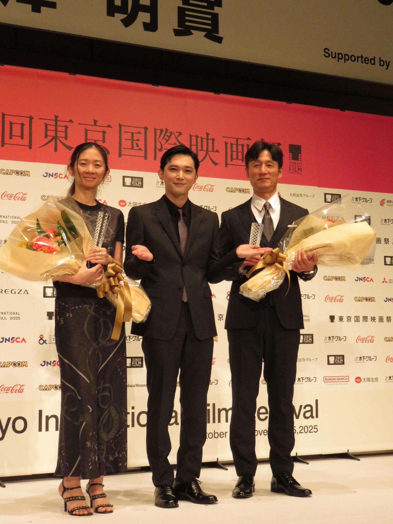 東京国際映画祭で黒澤明賞を受賞した李相日監督（右）にサプライズで花束を贈った吉沢亮（中央）と受賞者のクロエ・ジャオ監督（撮影・村上幸将）