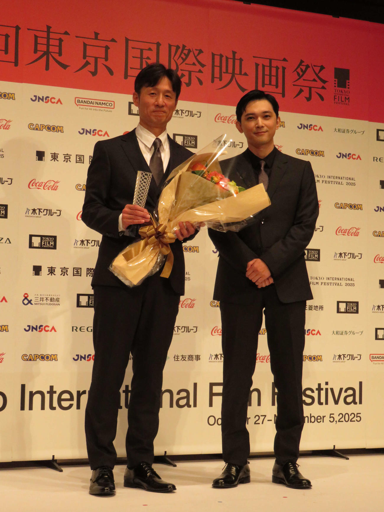 東京国際映画祭で黒澤明賞を受賞した李相日監督（左）にサプライズで花束を贈った吉沢亮（撮影・村上幸将）