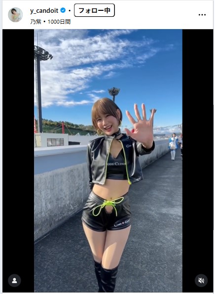 ヘソ出しホットパンツ姿の優希つづは（優希つづはのインスタグラムから）