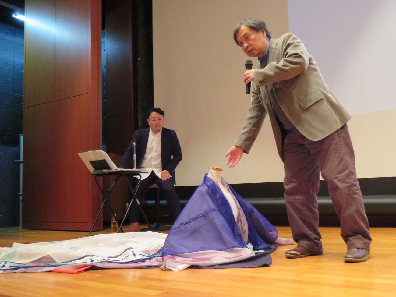 東京国立博物館で講演会「清少納言がいた京都に行き、そこに立ちたい。」を開いた片渕須直監督（右）（撮影・村上幸将）