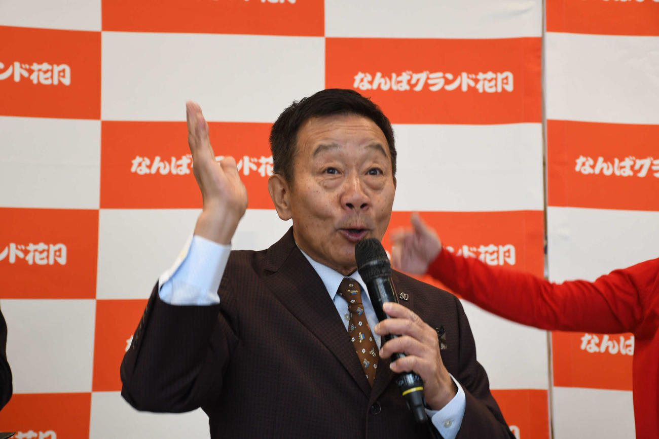 大暴れのオール阪神（撮影・阪口孝志）