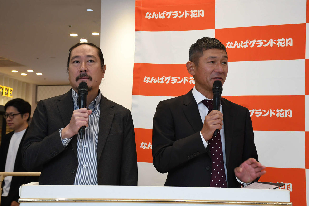 「なんばグランド花月　38周年キャンペーン」イベントに登場した笑い飯西田幸治（左）と哲夫（撮影・阪口孝志）