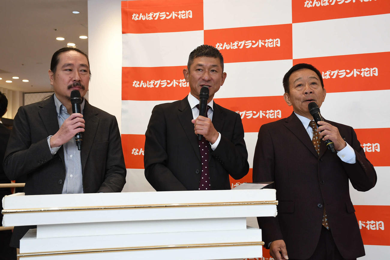 「なんばグランド花月　38周年キャンペーン」イベントに登場した、左から、笑い飯西田幸治、哲夫、オール阪神（撮影・阪口孝志）