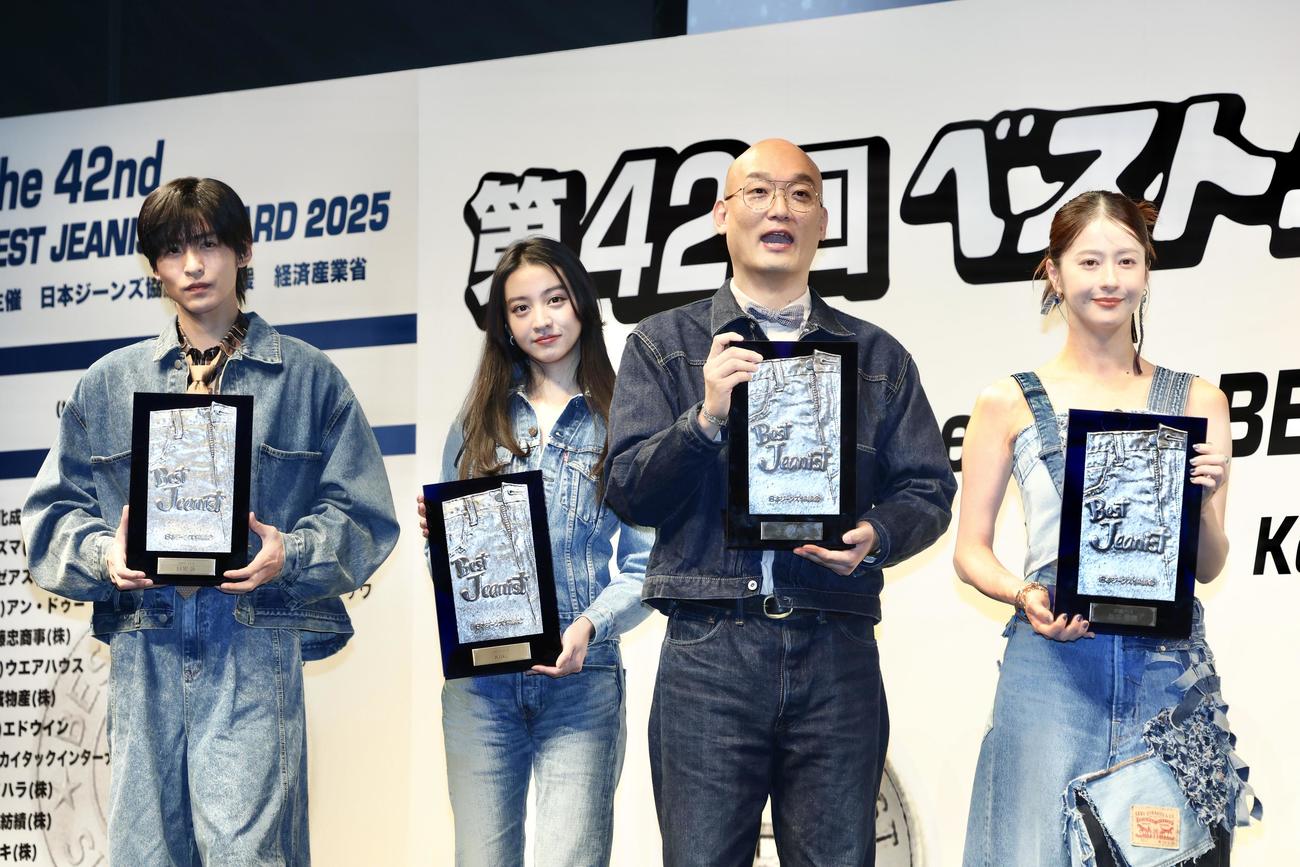 写真に納まる、左から目黒蓮、Koki，、みなみかわ、松本若菜（撮影・河田真司）