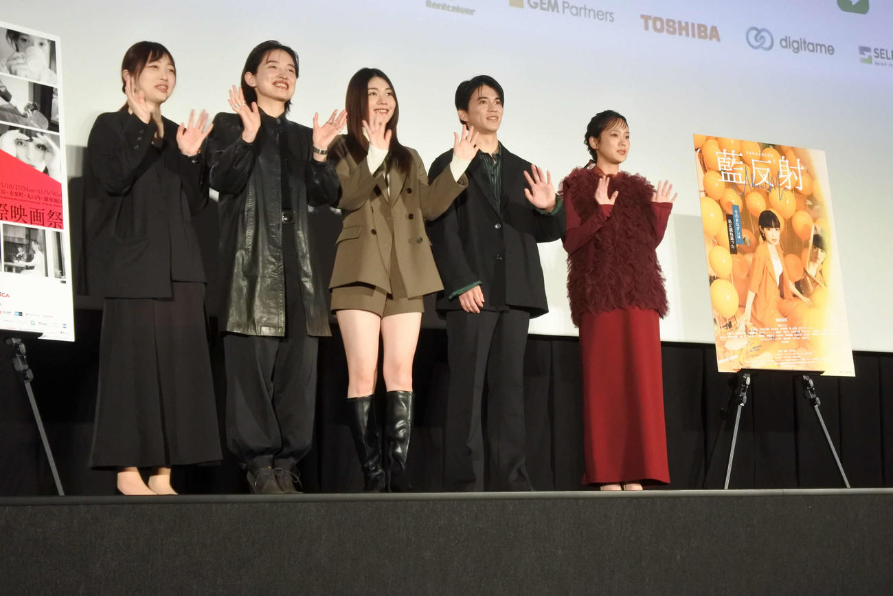 映画「藍反射」の舞台挨拶を行う出演者ら。左から野本梢監督、主演の道田里羽、滝澤エリカ、井上拓哉、中山来未