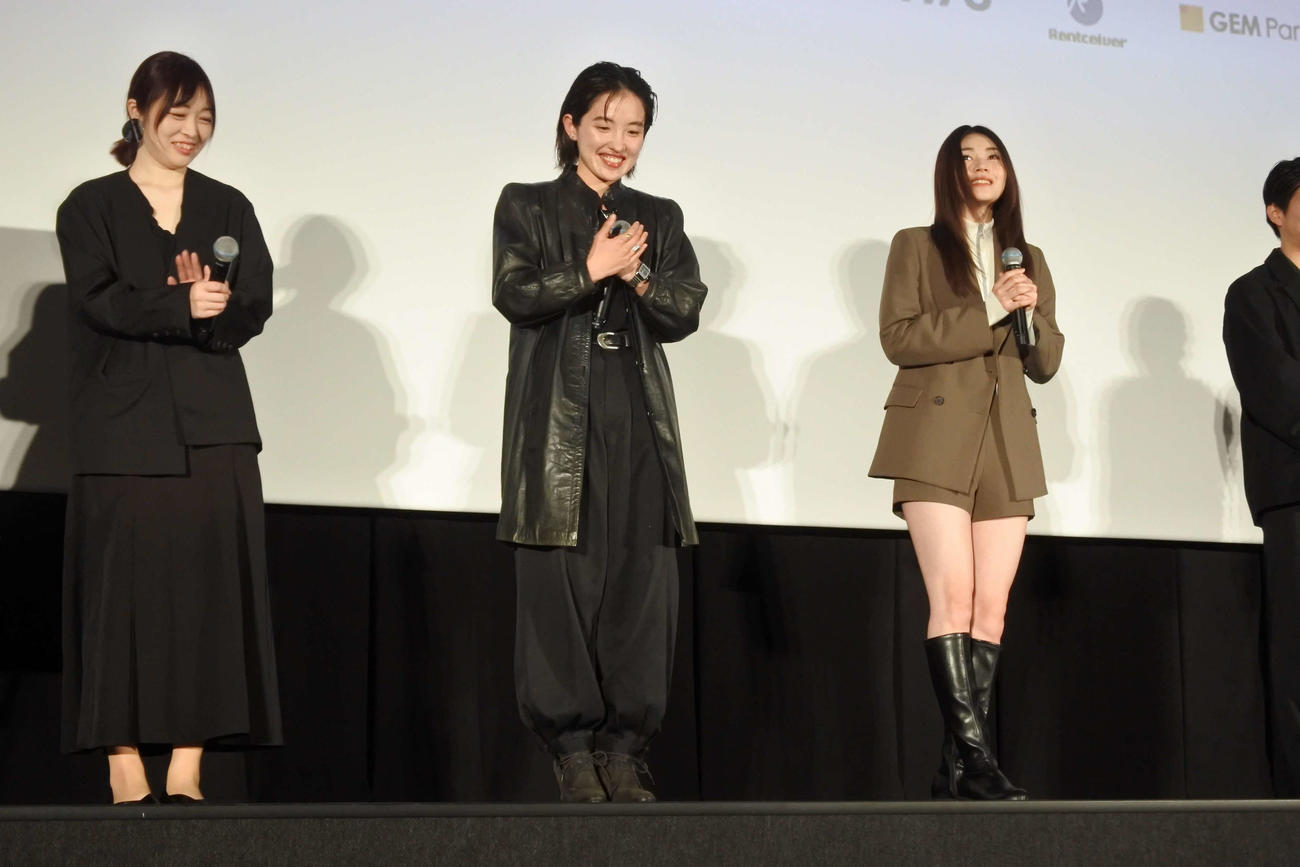 映画「藍反射」の舞台挨拶を行う主演の道田里羽（中央）と滝澤エリカ（右）。左は野本梢監督