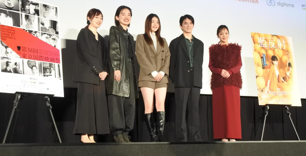映画「藍反射」の舞台挨拶を行う出演者ら。左から野本梢監督、主演の道田里羽、滝澤エリカ、井上拓哉、中山来未