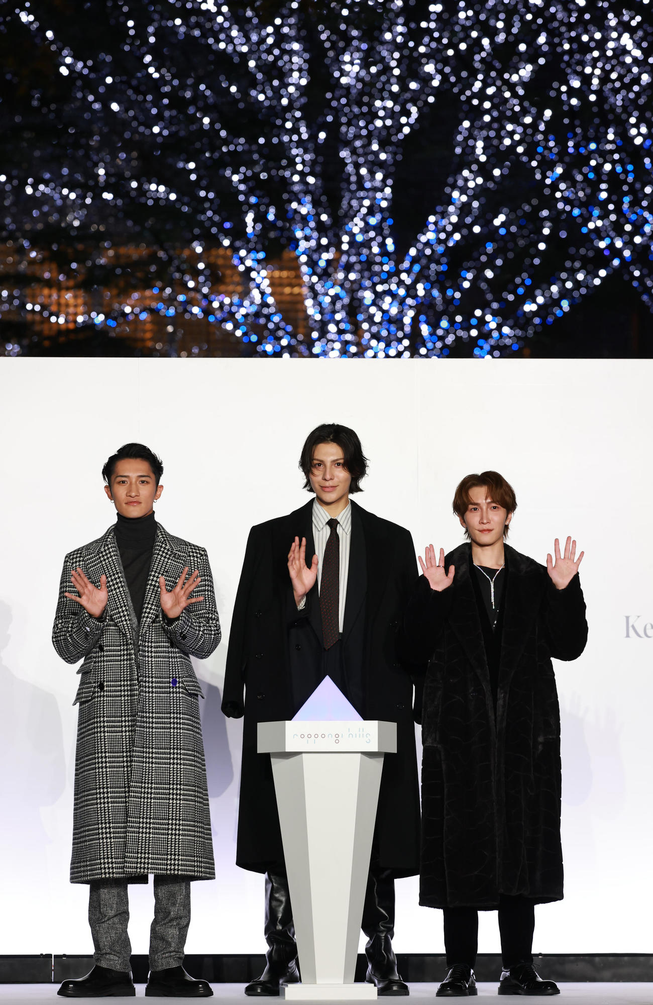 六本木ヒルズけやき坂イルミネーション点灯式に登場した、左からSnow Manの岩本照、ラウール、渡辺翔太（撮影・野上伸悟）