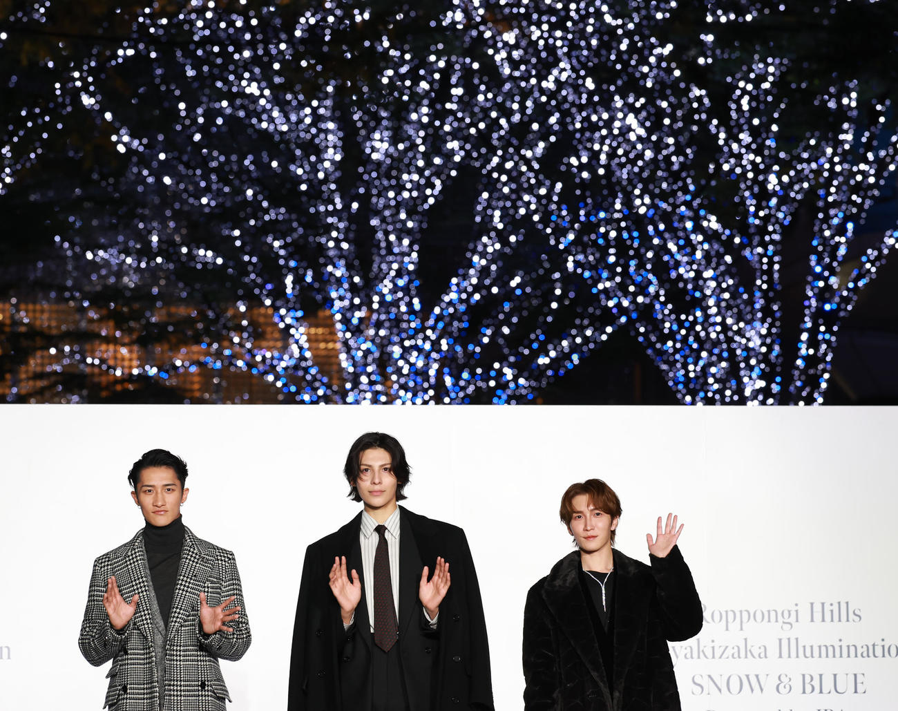 六本木ヒルズけやき坂イルミネーション点灯式に登場した、左からSnow Manの岩本照、ラウール、渡辺翔太（撮影・野上伸悟）