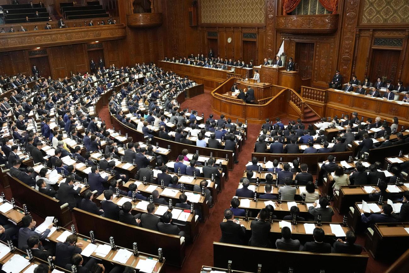 各党の代表質問が行われた衆院本会議（共同）