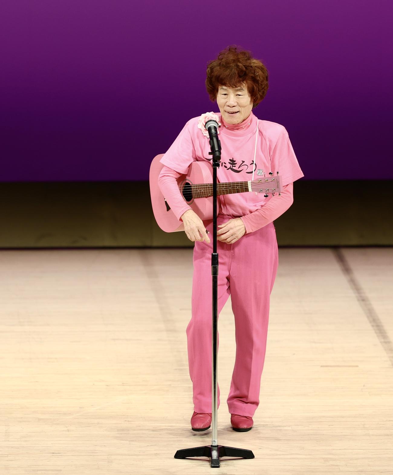 ステージに登場する林家ペー（撮影・河田真司）