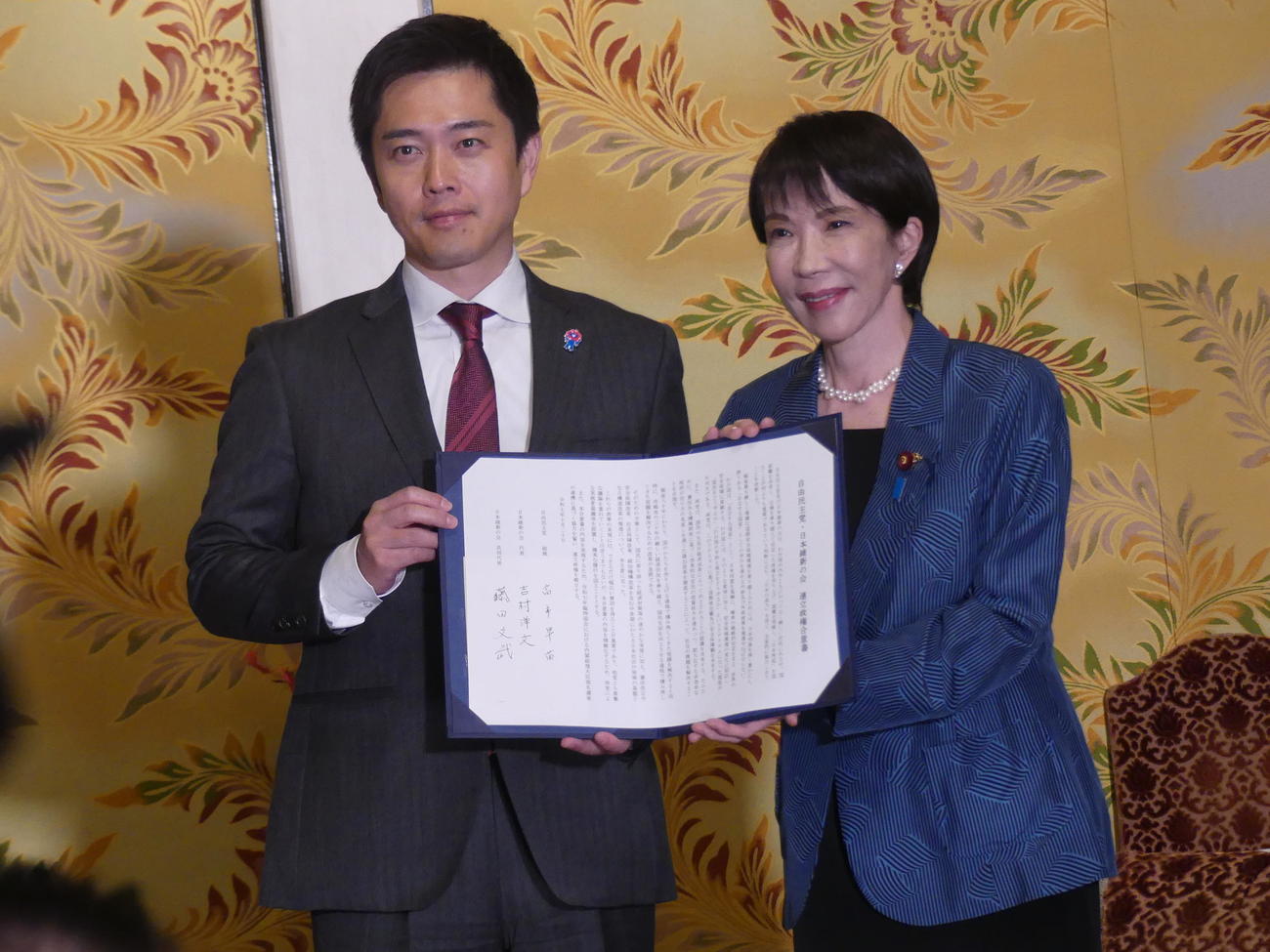 2025年10月20日、連立政権樹立の合意書を披露する日本維新の会の吉村洋文代表（左）と自民党の高市早苗総裁（撮影・中山知子）