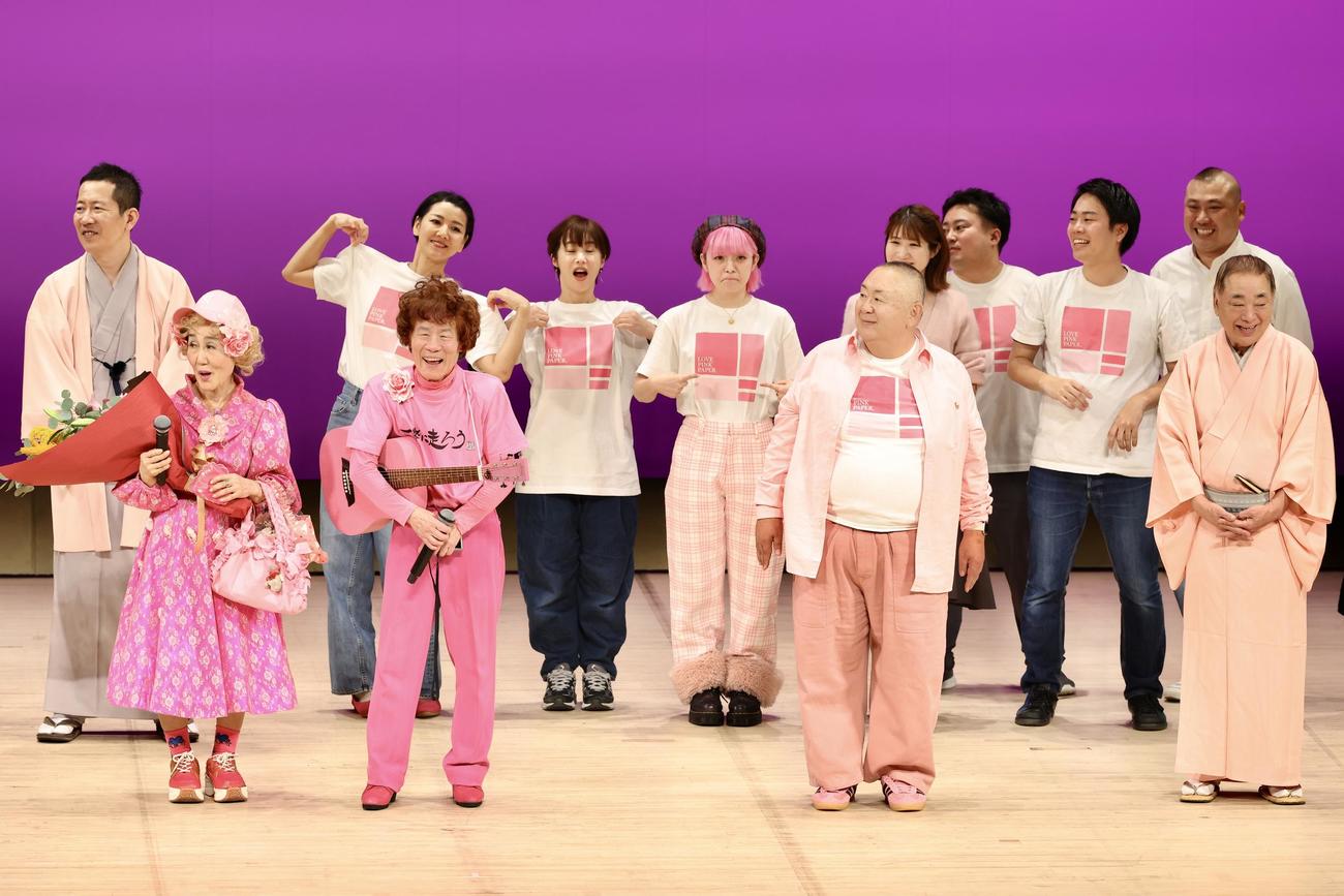 フィナーレで笑顔を見せる林家ペー（手前左から2人目）、パー子夫妻。手前右から三遊亭好楽、松村邦彦（撮影・河田真司）