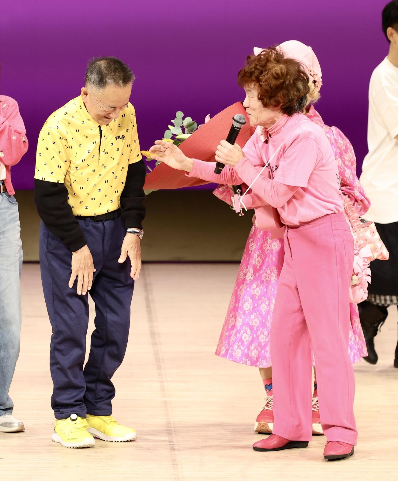 せんだみつお（左）と言葉を交わす林家ペー、パー子夫妻（撮影・河田真司）