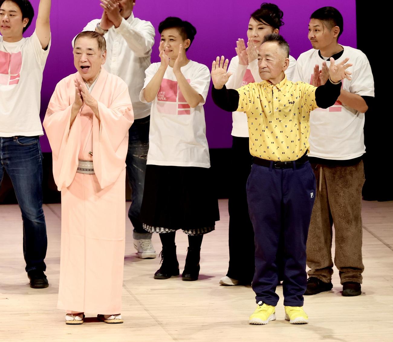 フィナーレに登場する三遊亭好楽（手前左）とせんだみつお（撮影・河田真司）