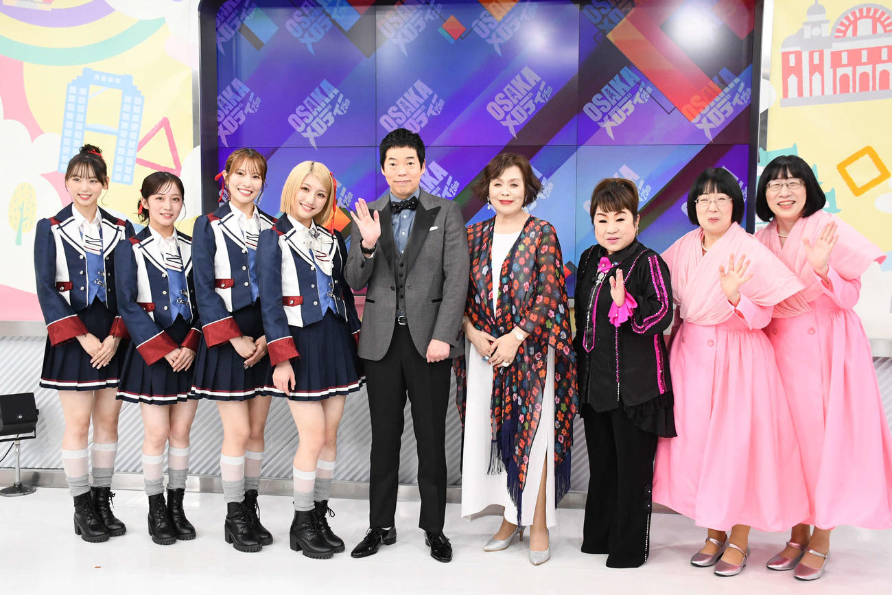 「第25回わが心の大阪メロディー」に出演した、左から、NMB48泉綾乃、川上千尋、小嶋花梨、塩月希依音、今田耕司、上沼恵美子、天童よしみ、阿佐ヶ谷姉妹木村美穂、渡辺江里子（撮影・阪口孝志）