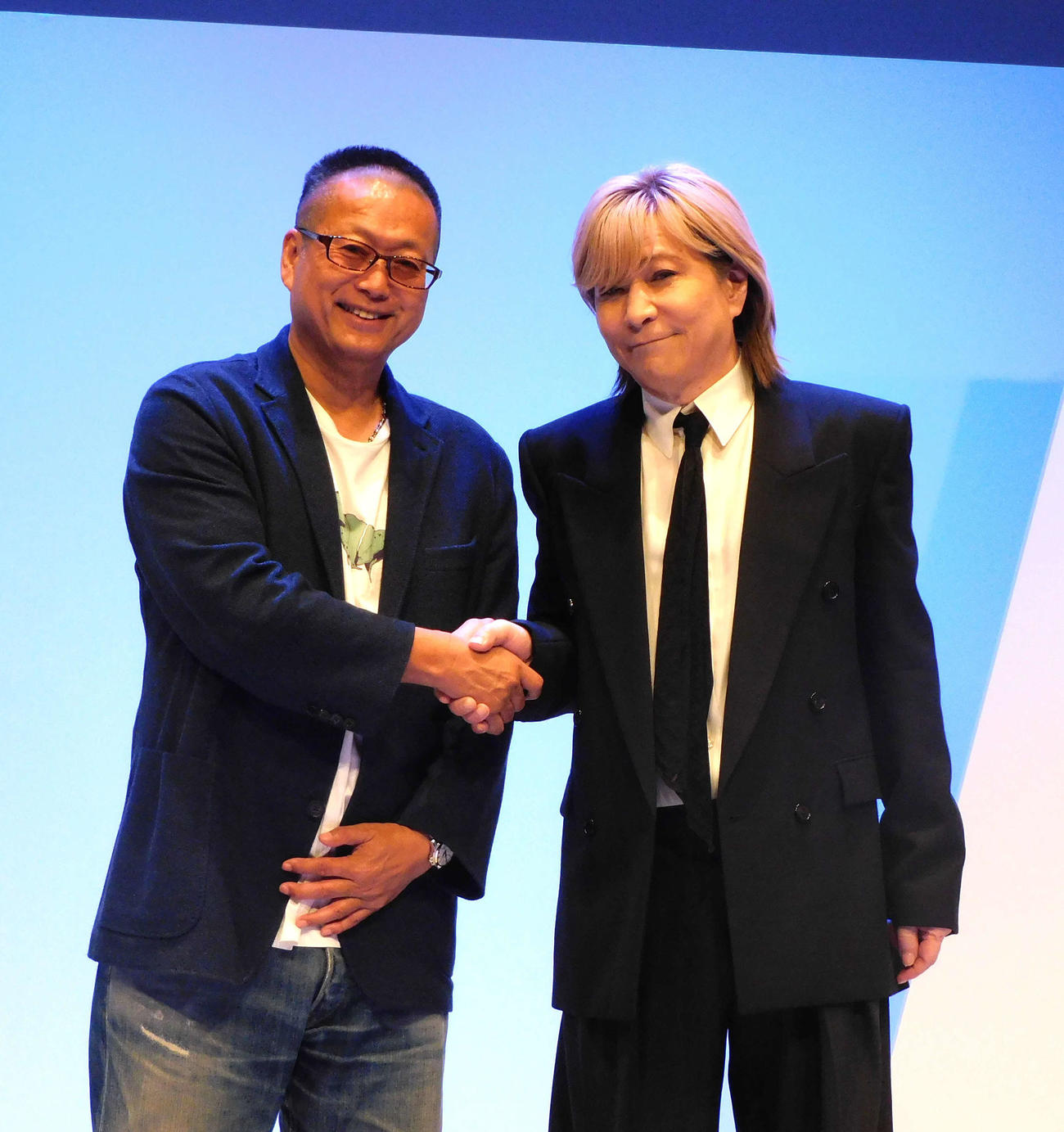 「アウトランカーズ」完成披露会に登壇した岡本吉起（左）と小室哲哉（右）（撮影・寺本吏輝）