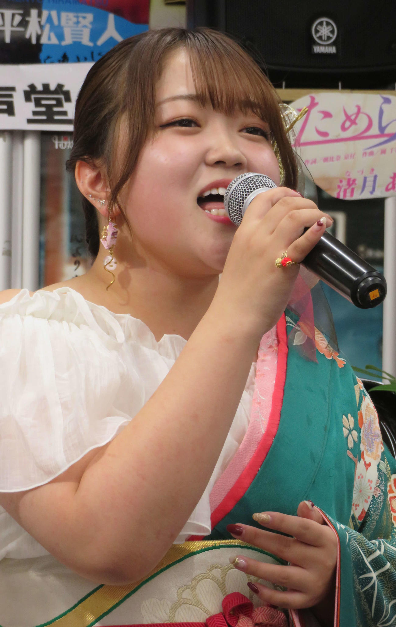 新曲「人は恋して花を詠む」の発売記念イベントを行った舞乃空