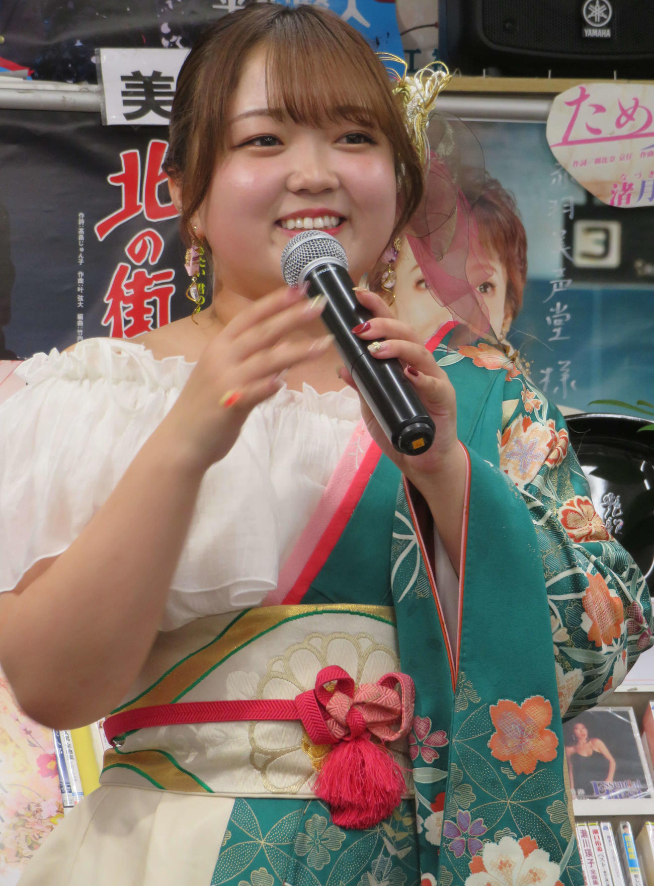 新曲「人は恋して花を詠む」の発売記念イベントを行った舞乃空