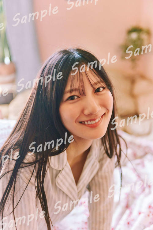 日向坂46河田陽菜、赤いランジェリーで大人っぽい1枚公開 セカンド