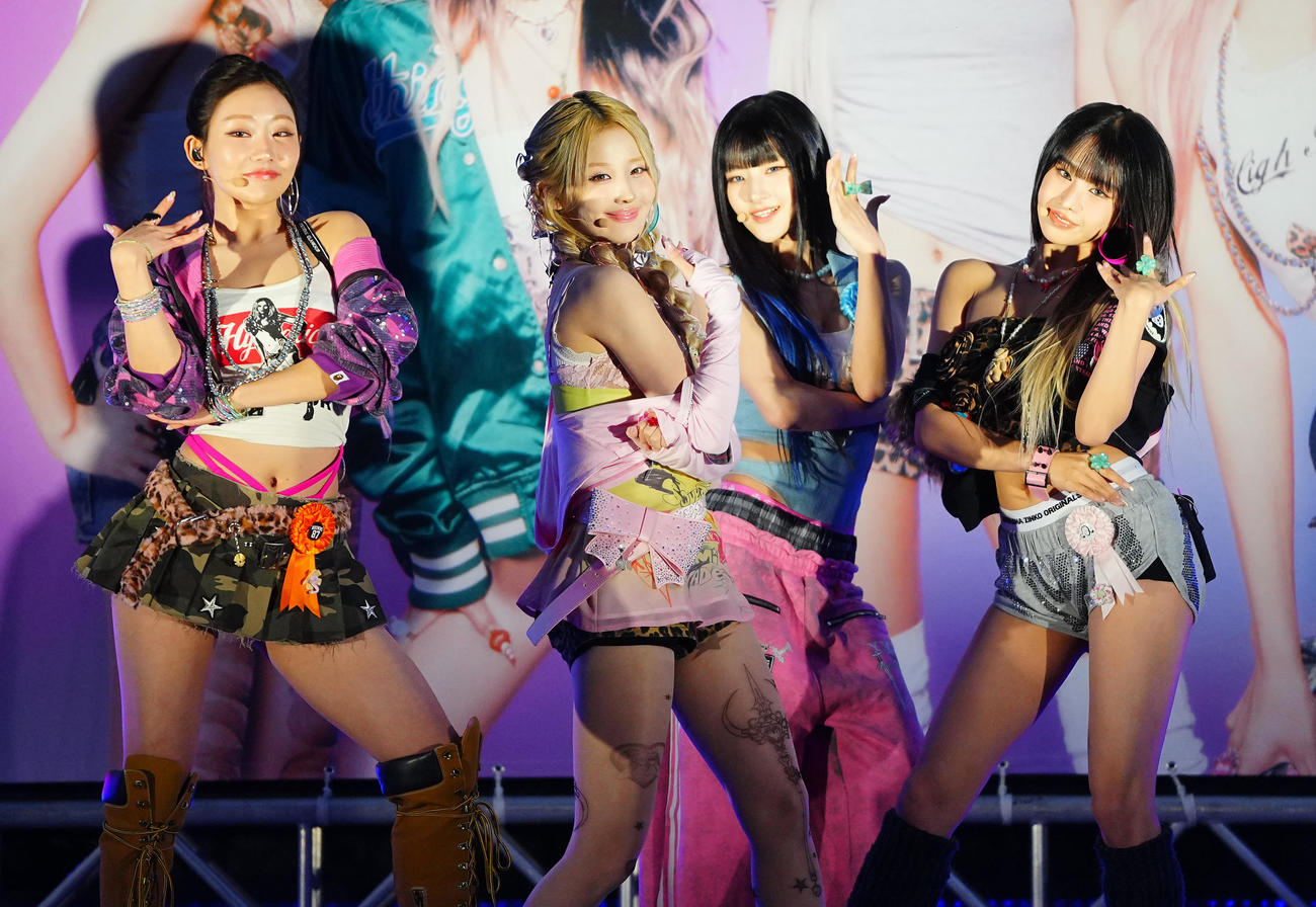 日本デビュー記念リリースイベントでパフォーマンスするKISS OF LIFE。左からジュリー、ベル、ハヌル、ナッティ（撮影・垰建太）