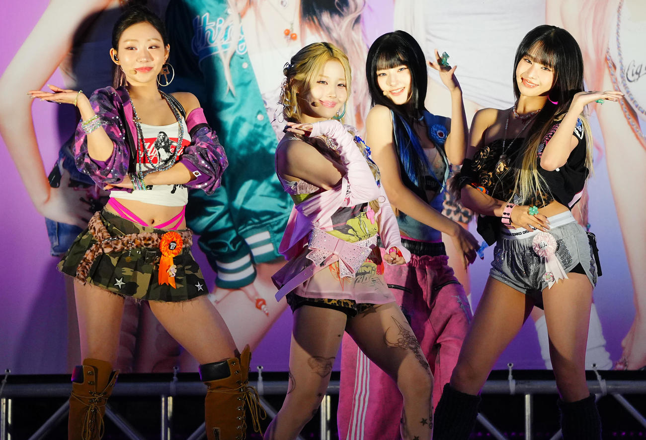 日本デビュー記念リリースイベントでパフォーマンスするKISS OF LIFE。左からハヌル、ベル、ナッティ、ジュリー（撮影・垰建太）
