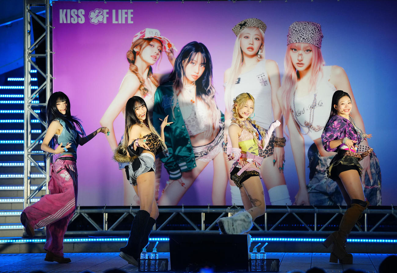 日本デビュー記念リリースイベントでパフォーマンスするKISS OF LIFE。左からハヌル、ナッティ、ベル、ジュリー（撮影・垰建太）