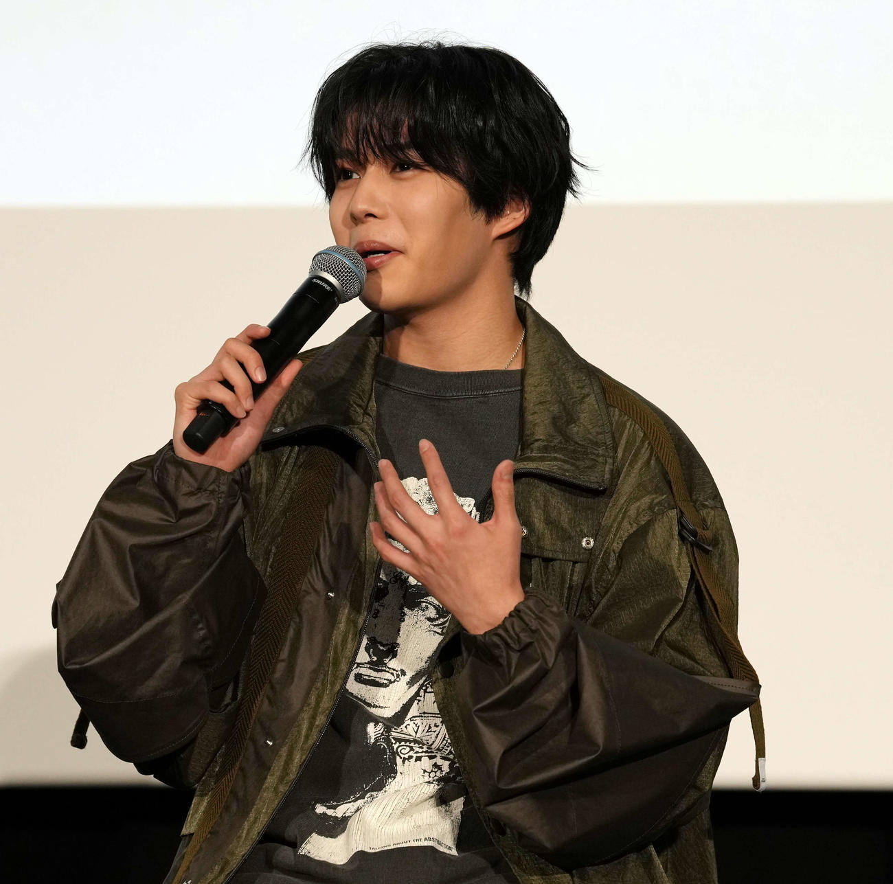映画「恋に至る病」大ヒット御礼舞台あいさつに登場する長尾謙杜（撮影・小島史椰）