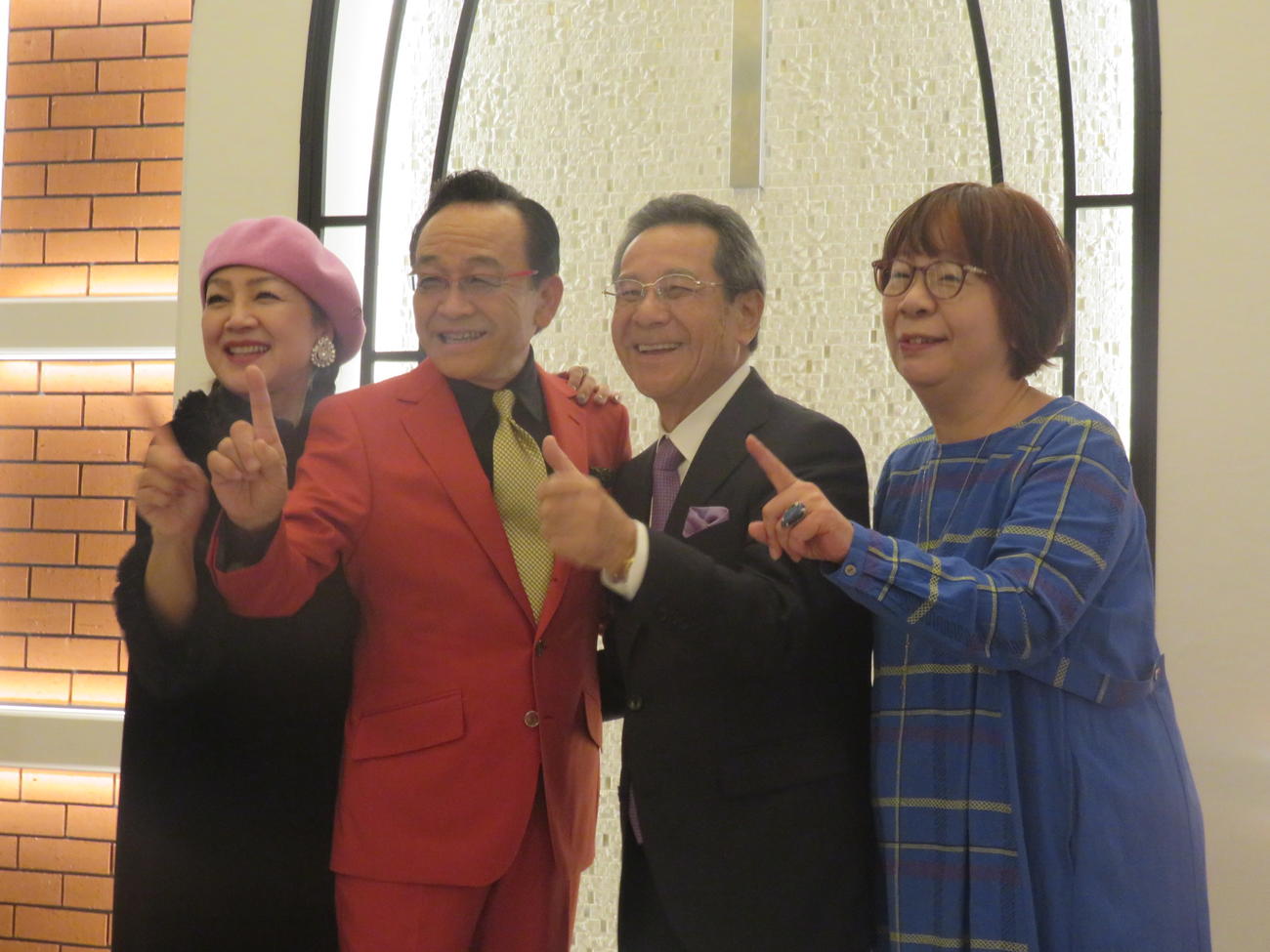 新曲「どうかしてるね」の発表記念イベントをひらいた湯原昌幸（左から2人目）。左から荒木由美子、1人おいて弦哲也氏、及川眠子氏