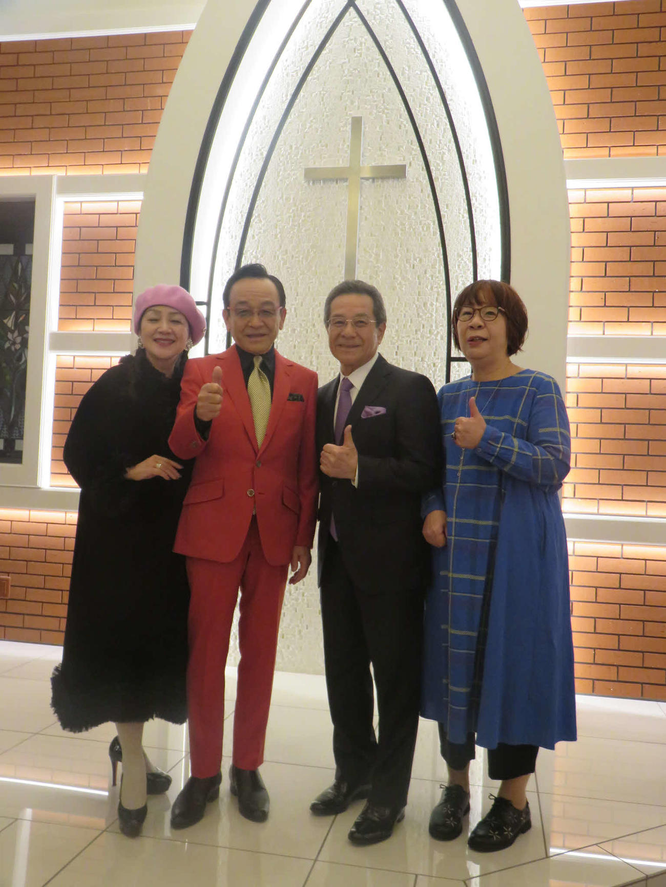 新曲「どうかしてるね」の発表記念イベントをひらいた湯原昌幸（左から2人目）。左から荒木由美子、1人おいて弦哲也氏、及川眠子氏