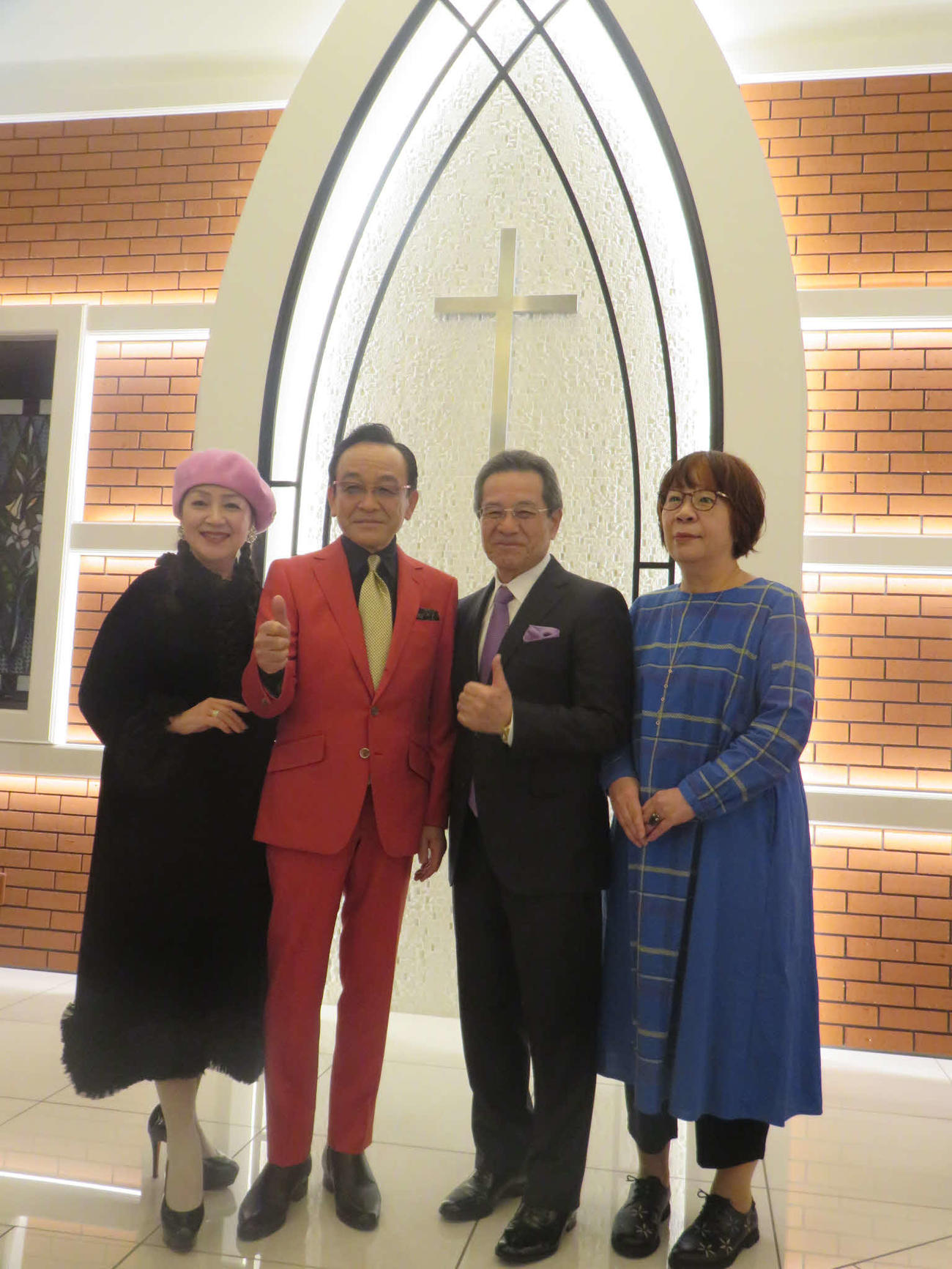 新曲「どうかしてるね」の発表記念イベントをひらいた湯原昌幸（左から2人目）。左から荒木由美子、1人おいて弦哲也氏、及川眠子氏