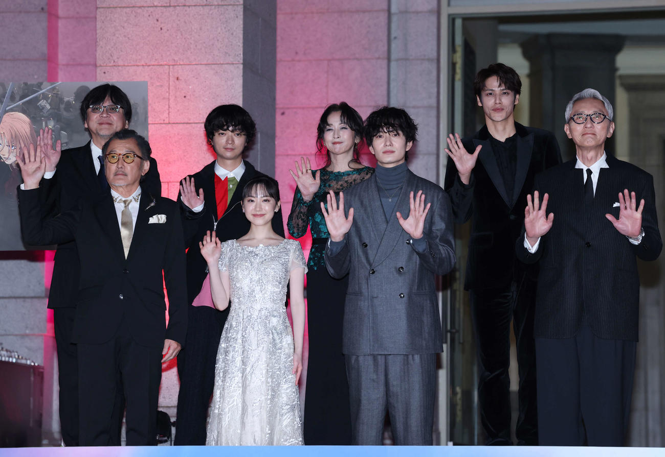 ジャパンプレミアに登壇した下段左から吉田鋼太郎、芦田愛菜、岡田将生、松重豊、上段左から細田守監督、染谷将太、斉藤由貴、宮野真守（撮影・増田悦実）