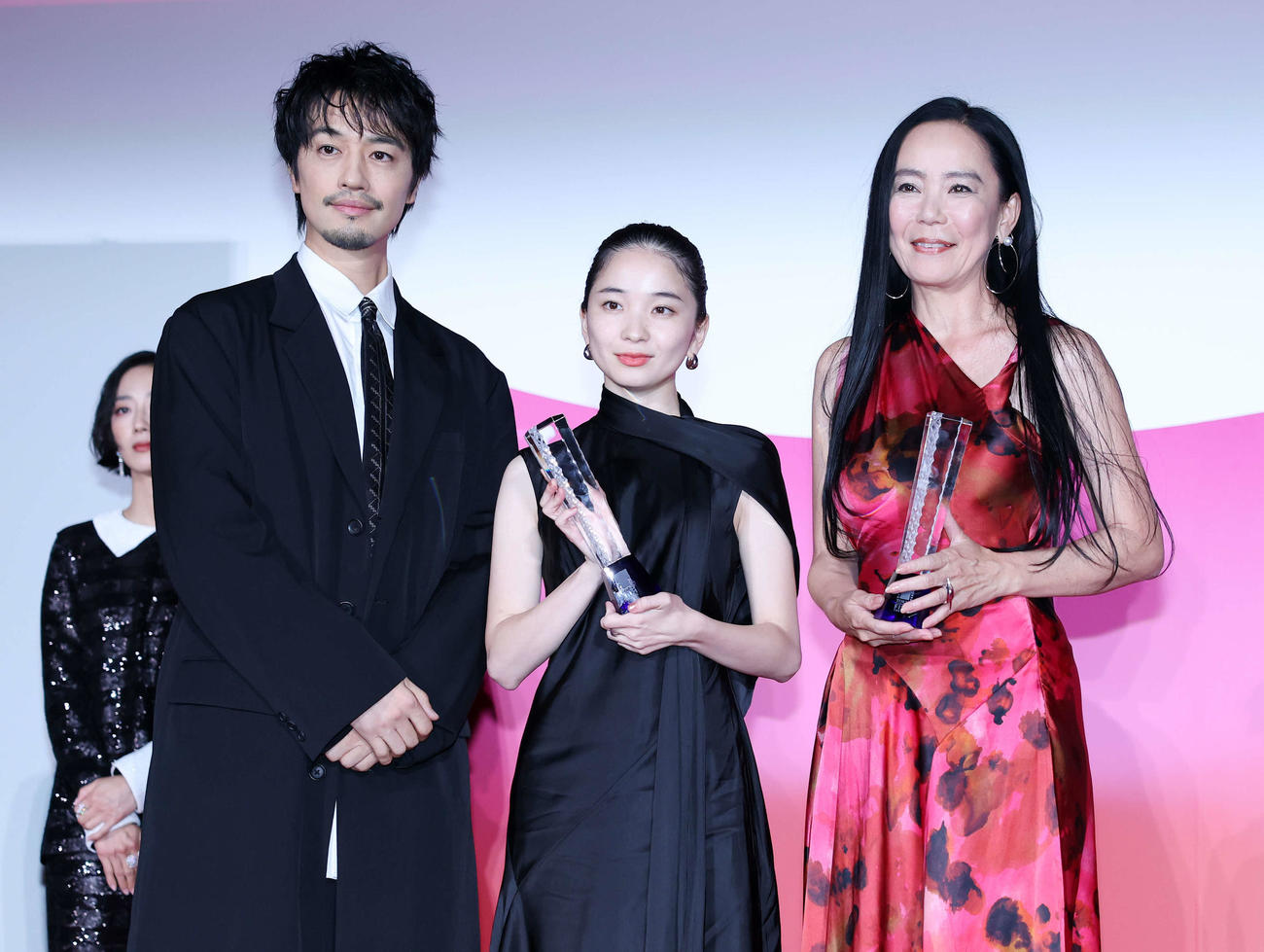 最優秀女優賞を受賞した福地桃子（中央）と河瀨直美、左はプレゼンターの齊藤工（撮影・鈴木正人）