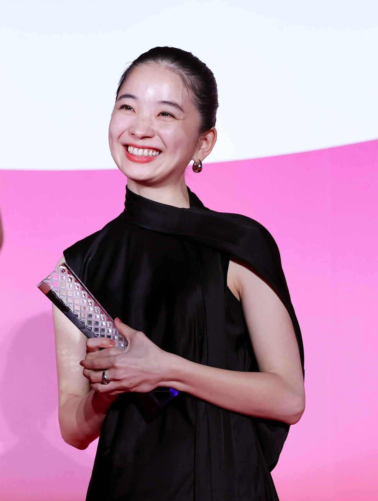 最優秀女優賞を受賞した福地桃子（撮影・鈴木正人）