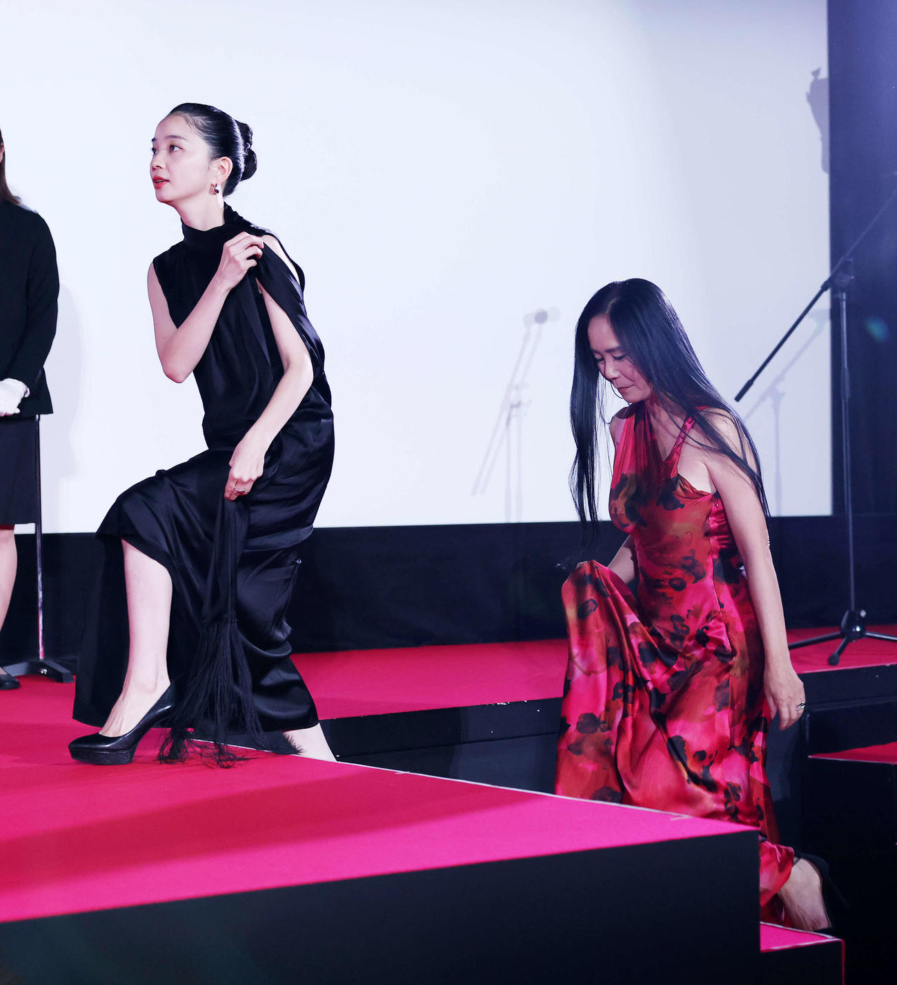最優秀女優賞を受賞し登壇する福地桃子（左）と河瀨直美（撮影・鈴木正人）