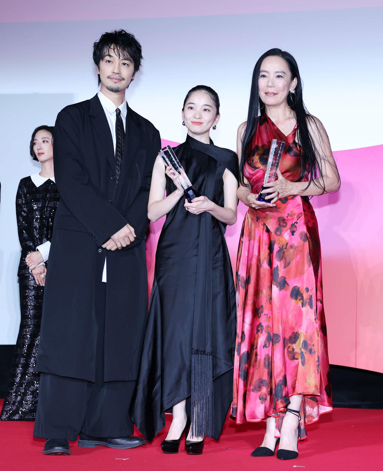 最優秀女優賞を受賞した福地桃子（中央）と河瀨直美。左はプレゼンターの齊藤工（撮影・鈴木正人）