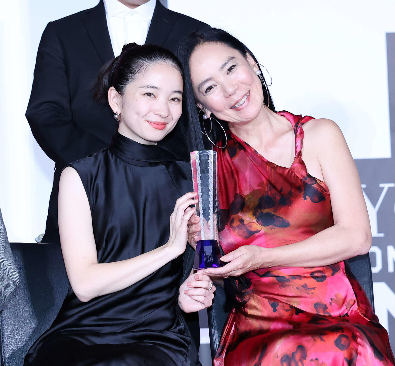 最優秀女優賞を受賞した福地桃子（左）と河瀨直美（撮影・鈴木正人）