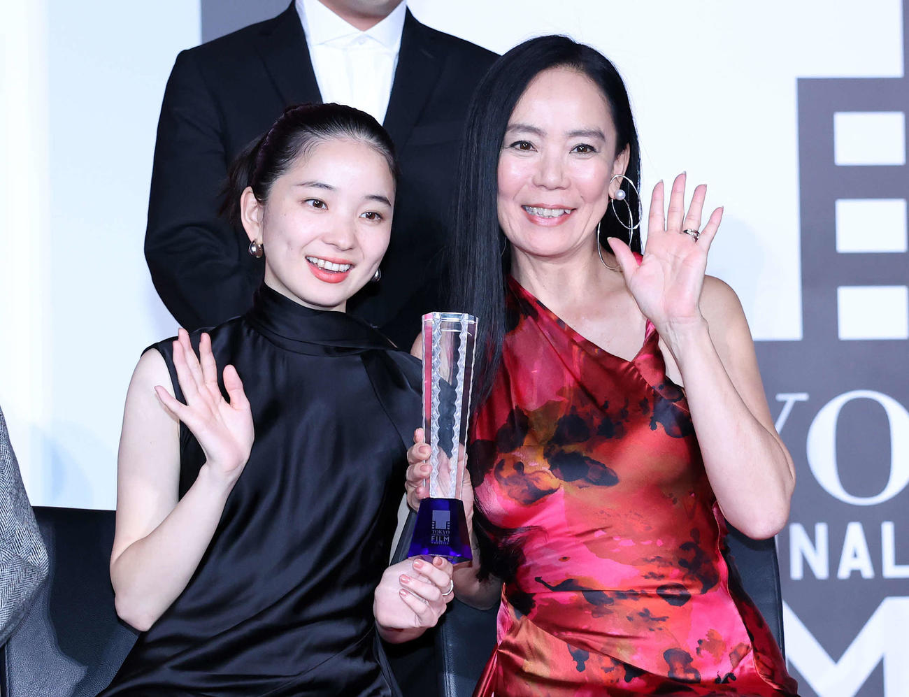 最優秀女優賞を受賞した福地桃子（左）と河瀨直美（撮影・鈴木正人）