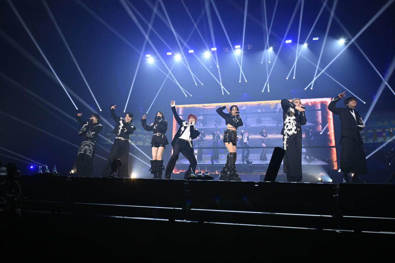 「GENIC 5th Anniversary Live」でパフォーマンスするGENIC