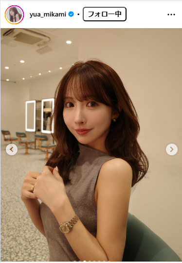 かわいいの天才」三上悠亜、ボディーライン際立つニットロングワンピ