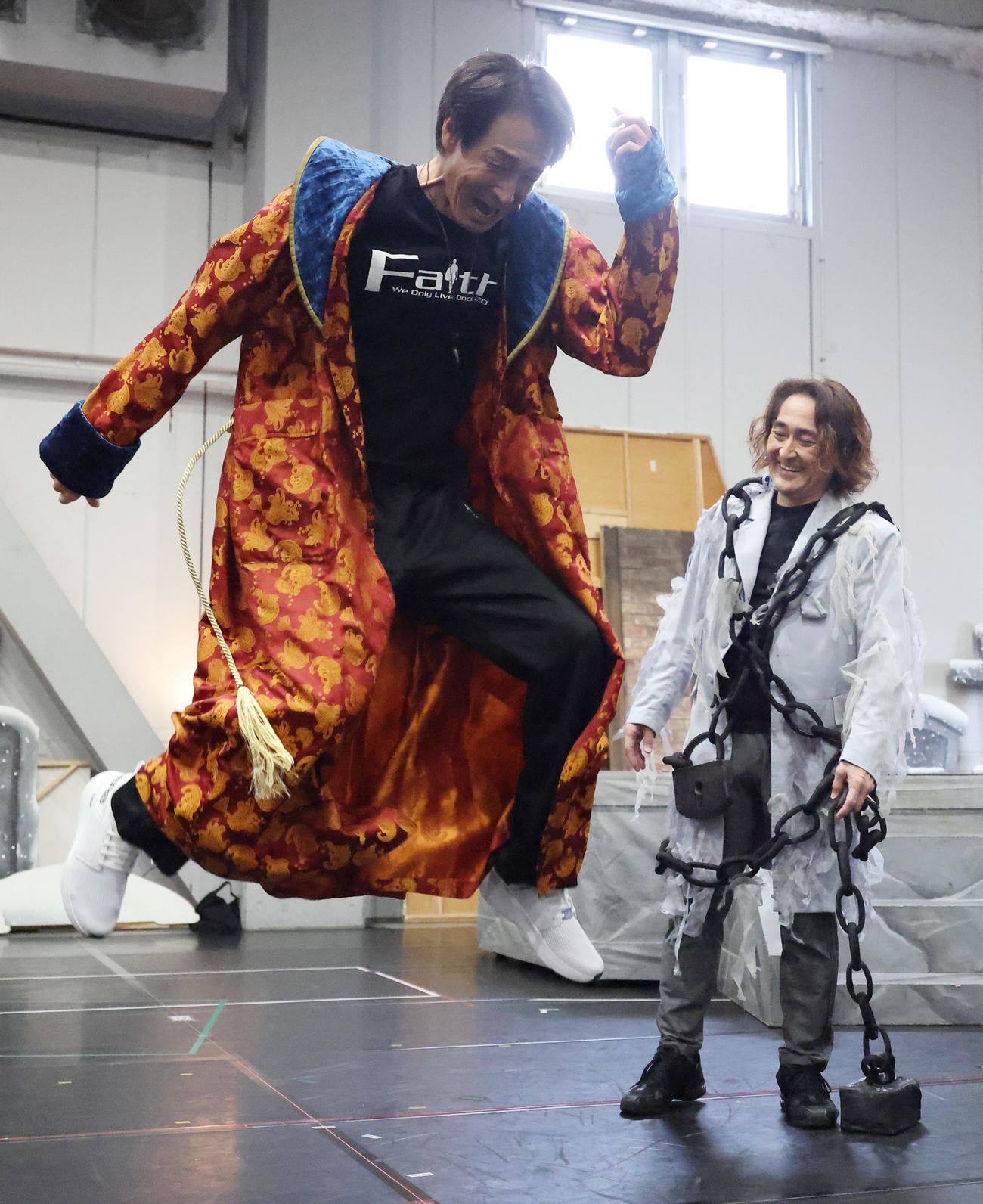 ミュージカル「クリスマス・キャロル」の公開稽古を行った吉田栄作（左）と吉田要士（撮影・中島郁夫）