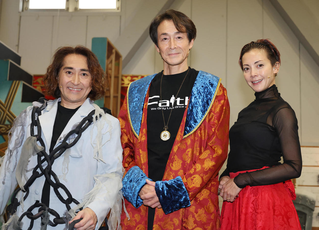 ミュージカル「クリスマス・キャロル」の公開稽古を行った、左から吉田要士、吉田栄作、土屋アンナ（撮影・中島郁夫）