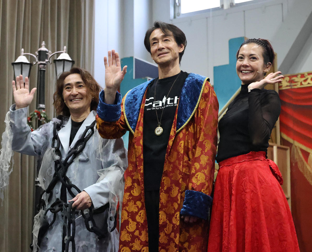 ミュージカル「クリスマス・キャロル」の公開稽古を行った、左から吉田要士、吉田栄作、土屋アンナ（撮影・中島郁夫）