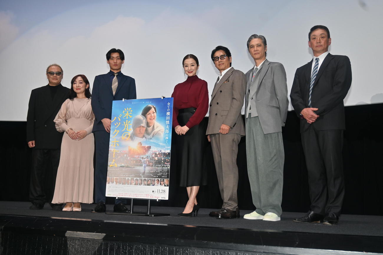 左から秋山純監督、脚本の中井由梨子氏、松谷鷹也、鈴木京香、高橋克典、加藤雅也、金本知憲氏（撮影・松浦隆司）