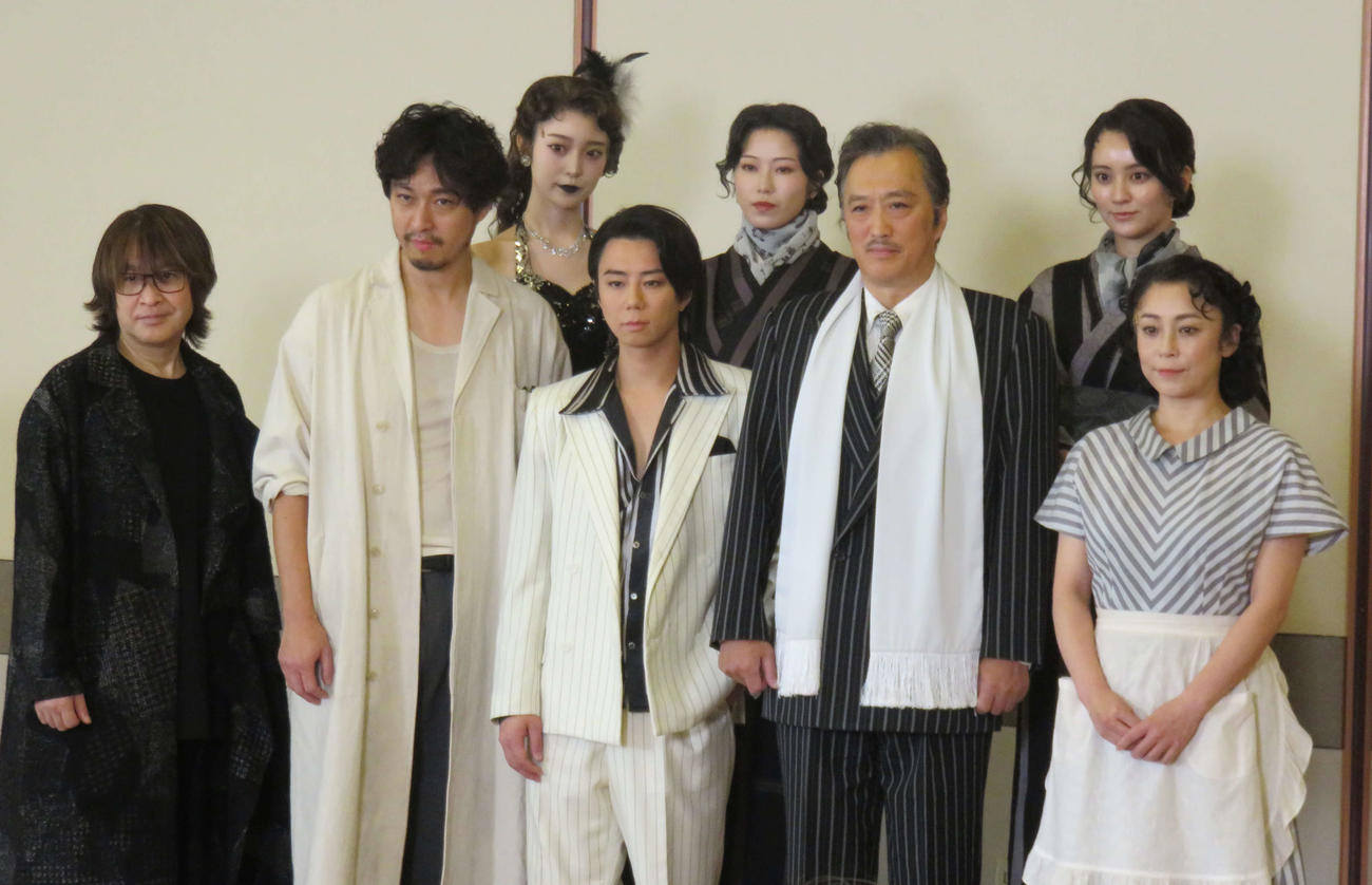 舞台「醉いどれ天使」の取材会に臨んだ、後列左から阪口珠美、横山由依、岡田結実、前列左から演出の深作健太氏、渡辺大、北山宏光、大鶴義丹、佐藤仁美