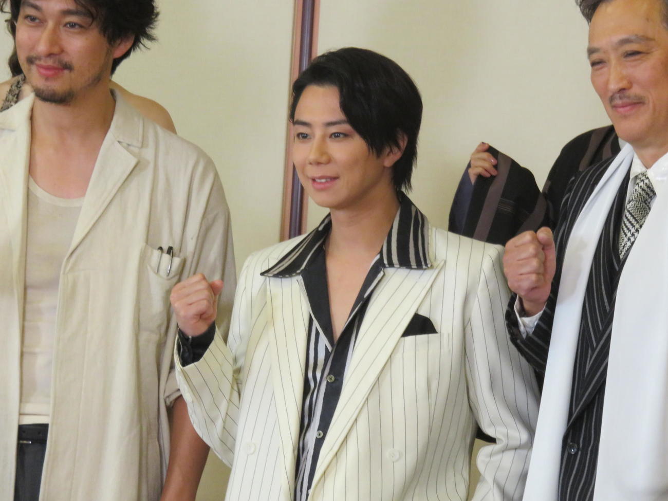 舞台「醉いどれ天使」の取材会に臨んだ主演の北山宏光（中央）。左は渡辺大、右は大鶴義丹